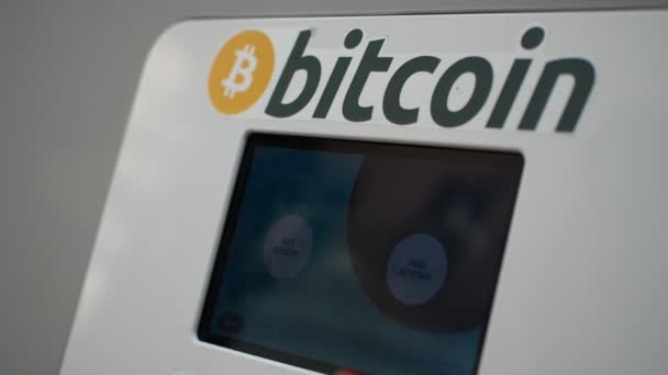 Kvinna Köper Säljer Bitcoin Cryptocurrency Bankomat Maskin Video Blockkedjeteknik Verkliga — Stockvideo