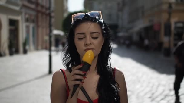 Joven Mujer Belleza Vestido Rojo Está Sonriendo Comiendo Helado Durante — Vídeo de stock