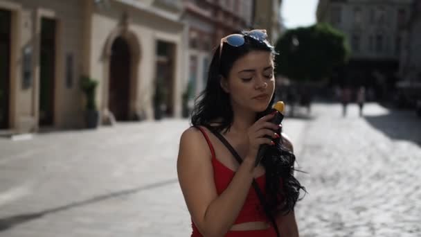 Joven Mujer Belleza Vestido Rojo Está Sonriendo Comiendo Helado Durante — Vídeo de stock