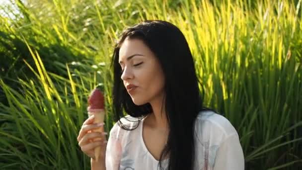 Joven Belleza Mujer Está Comiendo Helado Video Ella Sonríe Lame — Vídeos de Stock