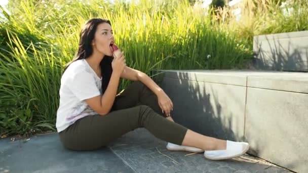 Joven Mujer Belleza Está Comiendo Helado Slow Motion Video Ella — Vídeos de Stock