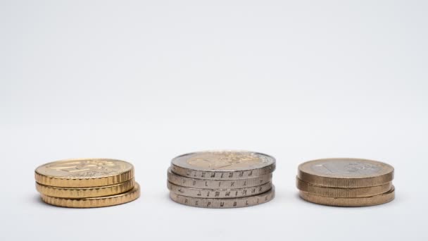 Pièces en euros sur pile se développe sur fond blanc et montre des affaires, épargne, croissance, concept économique. Stop motion 4K VIDEO 