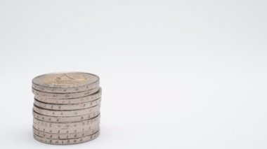 Yığındaki Euro sikkeleri beyaz arka planda büyüyor ve iş, tasarruf, büyüme ve ekonomik konsepti gösteriyor. 4k hareketini durdur