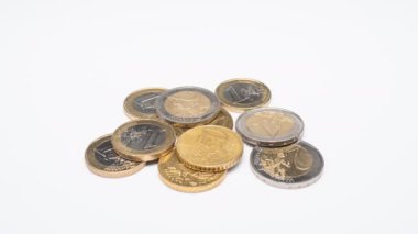Yığındaki Euro sikkeleri beyaz arka planda büyüyor ve iş, tasarruf, büyüme ve ekonomik konsepti gösteriyor. 4k hareketini durdur