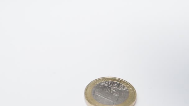 Монеты Падают Кучу Белом Фоне Студийный Снимок Slow Minion Video — стоковое видео