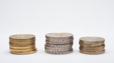 Küçük pembe domuzcuk, beyaz arka planda yükselen ve iş, tasarruf, büyüme ve ekonomik konsepti gösteren Euro sikkelerinin büyümesini denetliyor. 4k hareketini durdur