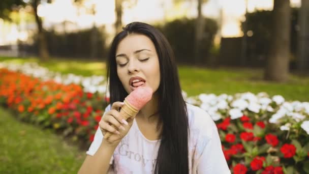Junge Schönheit Isst Eis Video Sie Lächelt Und Leckt Rosa — Stockvideo