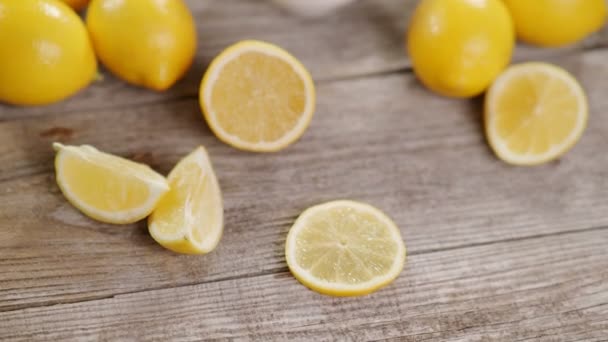 Kopp Svart Med Citronskiva Och Massor Citroner Runt Grått Träbord — Stockvideo