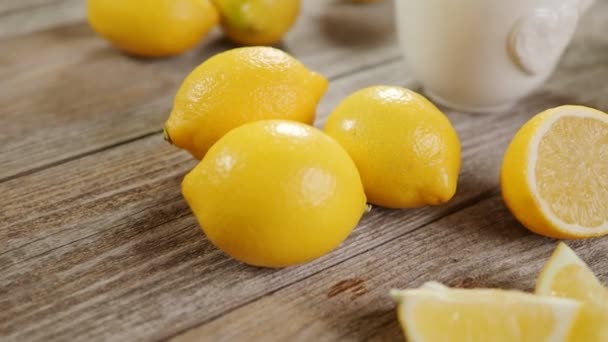 Šálek Černého Čaje Plátkem Citronu Spoustou Citronů Šedém Dřevěném Stole — Stock video