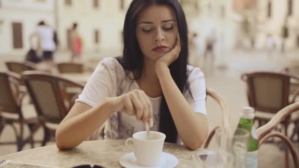 Jonge Bezorgde Schoonheidsvrouw Zit Met Koffie Patio Video Ongelukkig Mengen — Stockvideo
