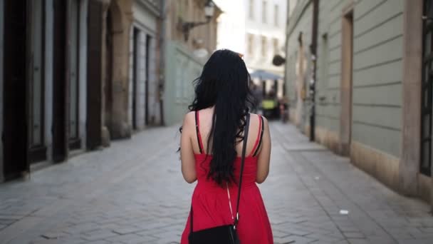 Jeune Femme Brune Promène Dans Rue Regardant Autour Utilisant Navigation — Video