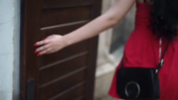 Молода Жінка Брюнетки Йде Вулицею Торкаючись Стін Насолоджуючись Вільним Часом — стокове відео