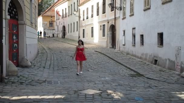 Młoda Brunetka Spaceruje Ulicą Rozglądając Się Ciesząc Wolnym Czasem Historycznej — Wideo stockowe