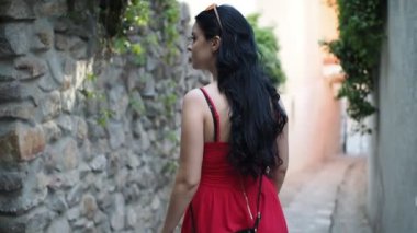 Genç esmer kadın merdivenlerden aşağı iniyor, etrafa bakıyor ve Bratislava şehrinin SLOW Motion HD VIDEO 'daki tarihi bölümünde boş zamanlarının tadını çıkarıyor. Yarı hız, dikiz aynası.