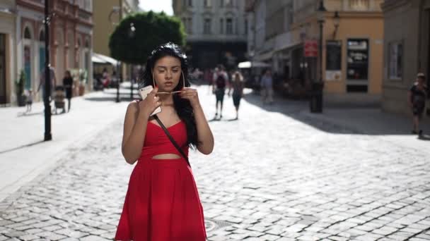 Güneş Gözlüklü Genç Esmer Kadın Sokakta Dikilip Bratislava Şehrinin Tarihi — Stok video