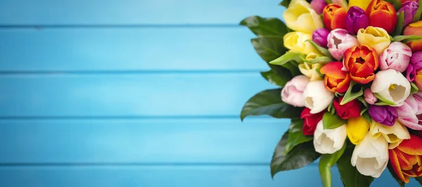 배경에는 아름다운 꽃다발들이 옹기종기 있습니다 발렌타인 여성의 어머니의 인사말 위에서 — 스톡 사진