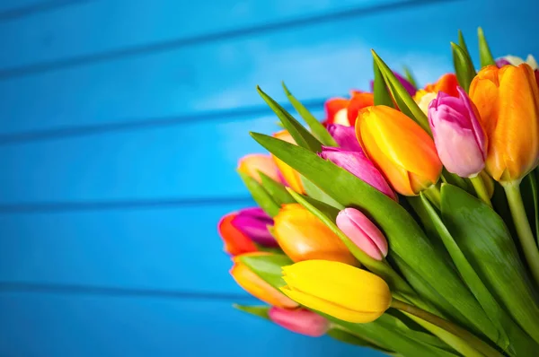 Barevná Kytice Tulipánů Modrém Dřevěném Pozadí Jarní Květiny Pozdrav Kopírkou — Stock fotografie