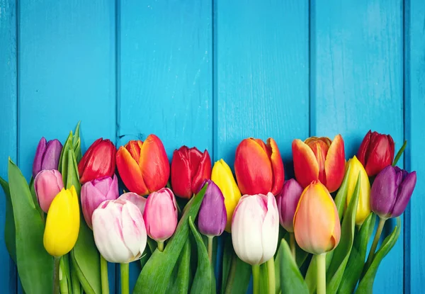 Barevná Kytice Tulipánů Modrém Dřevěném Pozadí Jarní Květiny Pozdrav Kopírkou — Stock fotografie