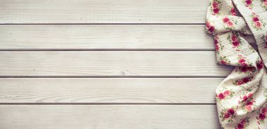 Beyaz ahşap tahtalardan yapılmış, eski mutfak masa örtüsü. Reklam metniniz veya tanıtım içeriğiniz için metin arkaplanı ile desenlendirilmiş.