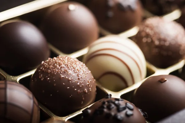 Gemengde Luxe Pure Melkchocolade Truffels Diverse Heerlijke Handgemaakte Pralines Rij — Stockfoto