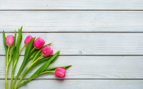 Rekreační Jarní Pozadí Barevné Tulipánové Květy Bílém Dřevěném Pozadí Pozdrav — Stock fotografie