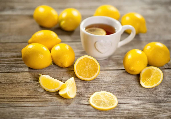 Xícara Chá Preto Com Fatia Limão Muitos Limões Torno Mesa — Fotografia de Stock