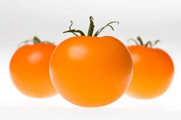 Ένα Μάτσο Φρέσκες Ώριμες Πορτοκαλιές Ντομάτες Πράσινο Μίσχο Απομονωμένες Λευκό — Φωτογραφία Αρχείου