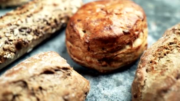 用4K Video制作的新鲜烘焙食品 粗野的面包 面包和麦穗在乡村式的背景下混合在一起 自制烘焙和厨房概念 — 图库视频影像