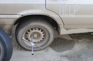 mekanik bir tekerlek bir atölyede modern bir araba değiştirme