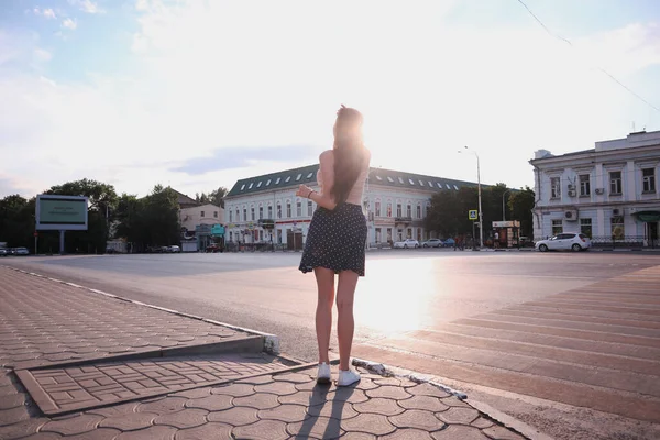 Une Jeune Fille Marche Travers Ville Lumière Soleil — Photo