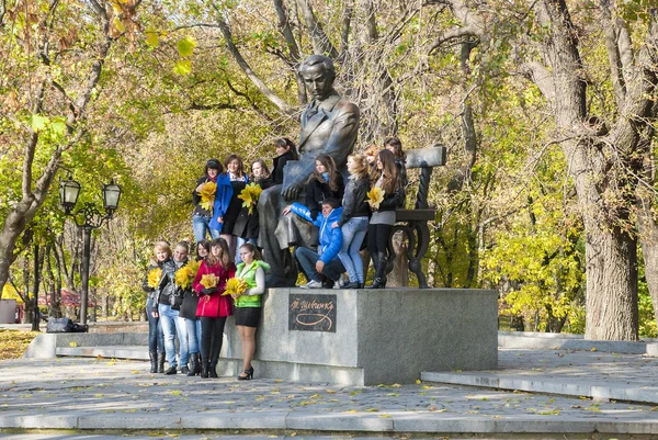 Chernihiv, UCRÂNIA - Outubro 19,2011: Jovens - graduados da Universidade de Chernigov na Ucrânia, fotografados perto do monumento a Taras Shevchenko — Fotografia de Stock