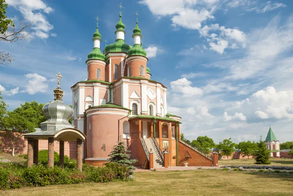 Igreja de Pedro e Paulo, (século XVIII) Mosteiro de Gustynsky na região de Chernihiv. Ucrânia — Fotografia de Stock