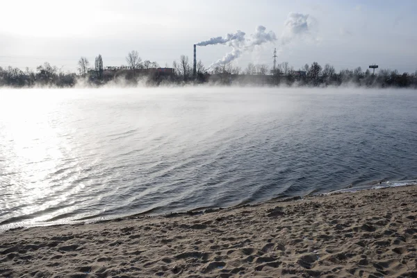 Paesaggio industriale con tubi industriali e serbatoi — Foto Stock