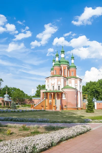 Igreja de Pedro e Paulo, (século XVIII) Mosteiro de Gustynsky na região de Chernihiv. Ucrânia — Fotografia de Stock
