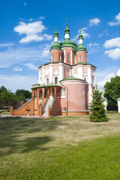Iglesia de Pedro y Pablo, (siglo XVIII) Monasterio Gustynsky en la región de Chernihiv. Ucrania — Foto de Stock