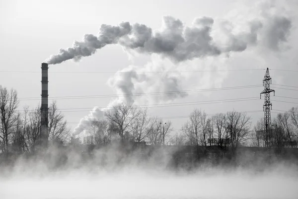 Paesaggio industriale con tubi industriali e fumo — Foto Stock