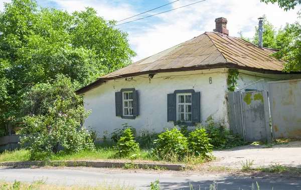 Ukrayna köyünde eski bir ev