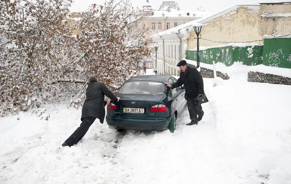 Street Andrews Descent i Kiev täckt med snö — Stockfoto