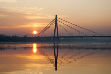 Moskova köprüsü üzerinde gündoğumu. Kiev, Ukrayna