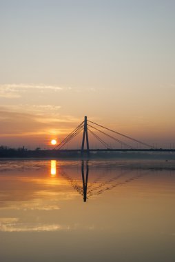 Moskova köprüsü üzerinde gündoğumu. Kiev, Ukrayna