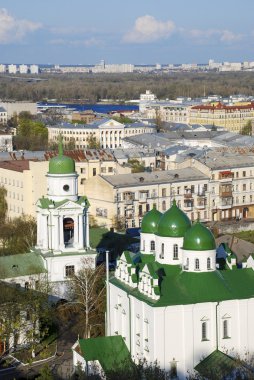 Kiev Florovsky Manastırı ve Podol (Podil) ilçe görünümü. Ukrayna