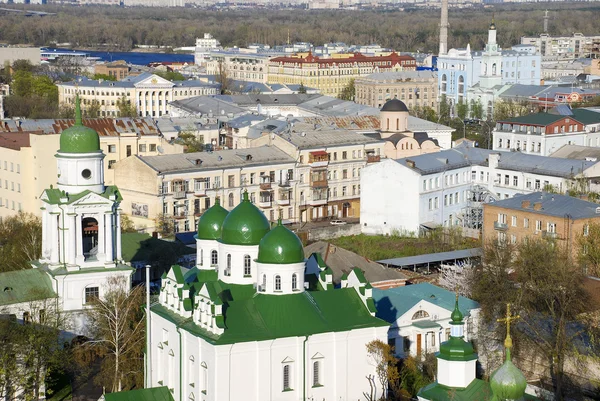 Vista do Mosteiro de Florovsky e Podol (Podil) distrito em Kiev. Ukr... — Fotografia de Stock