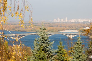 Metro Köprüsü, Dinyeper ve kentin sol yakasının görüntüleyin