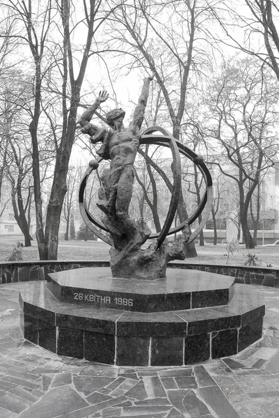 Pomník na památku tragédie "Černobyl" v městě Černihivu. Ukrajina — Stock fotografie