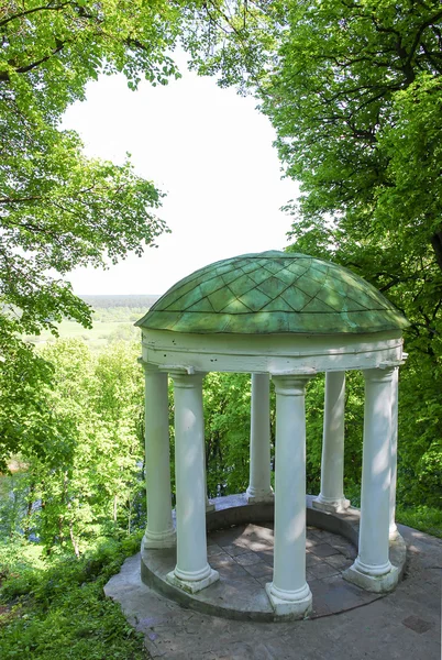 Gamla pavilion i ett pittoreskt läge. Sednev.Ukraina — Stockfoto