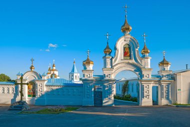 Putivl, Ukrayna Molchensky manastırda. Merkezi giriş kapısı ve kale duvarının