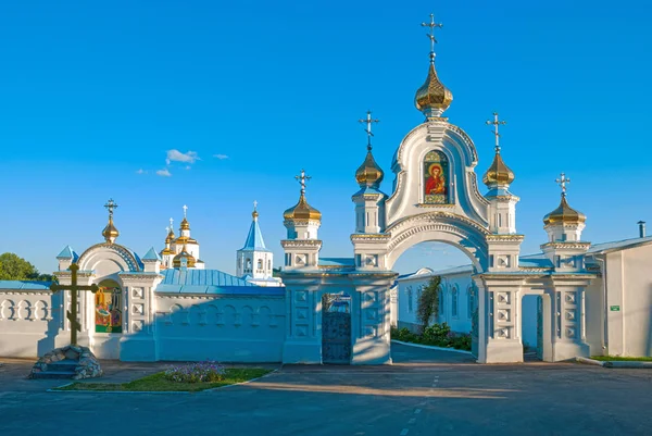 Мольченский монастырь в Путивле, Украина. Центральные входные ворота и часть крепостной стены — стоковое фото