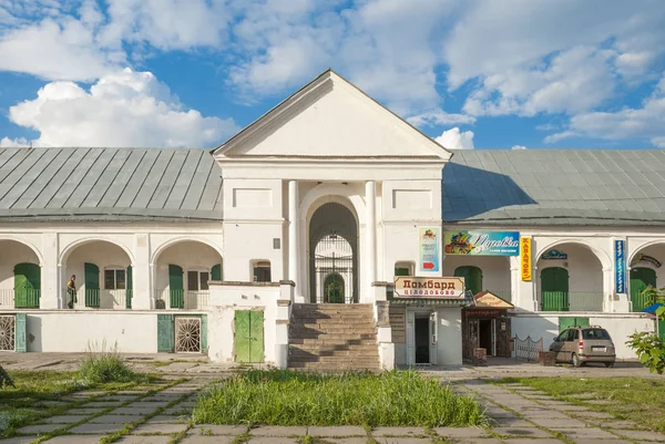 Belaja Tserkof, Ukraina-5 juni, 2013: köpcentra (tidigt 1700-tal) och Gostiny Dvor. — Stockfoto