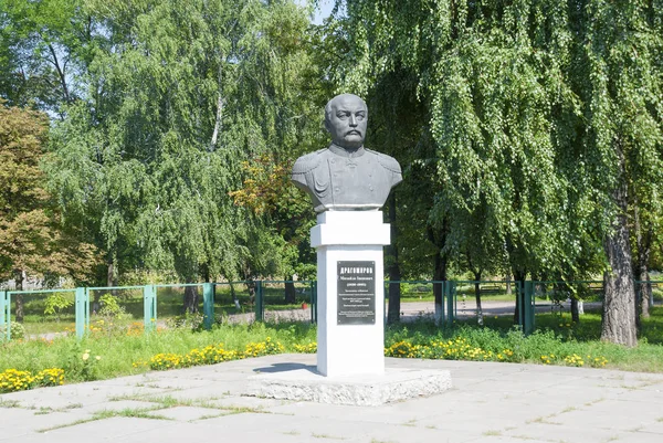 Monument på den allvarliga General Mikhail Dragomirov i staden — Stockfoto