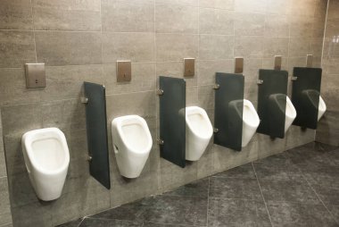 Tuvalette bir sürü pisuar var.